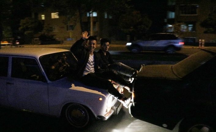 Yakıtı biten otomobili ayakla ittirerek götüren sürücülere 225’er lira ceza