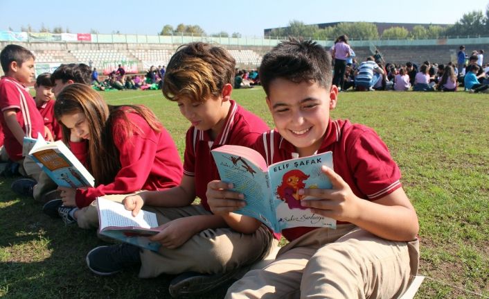 Yalova’da stadyumda 1077 öğrenci hep birlikte kitap okudu