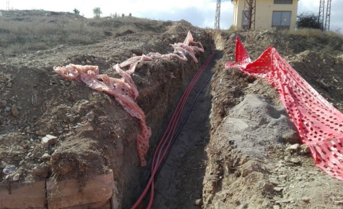 Yer altına döşenen elektrik kablolarını çaldılar