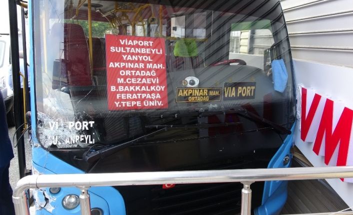 Yolcu dolu minibüs önce kamyonete ardından duvara çaptı: 2 yaralı