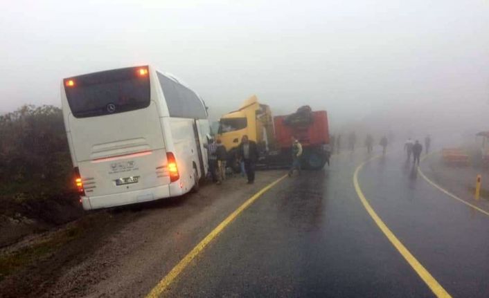 Yolcu otobüsü ile tır çarpıştı: 5 yaralı