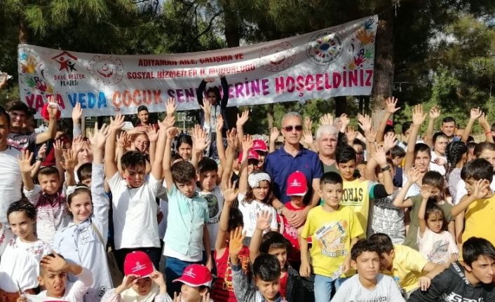 Yurtta kalan çocuklar şenlikte eğlendi