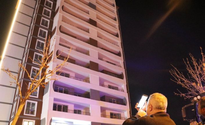 13. katta onu gören telefona sarıldı