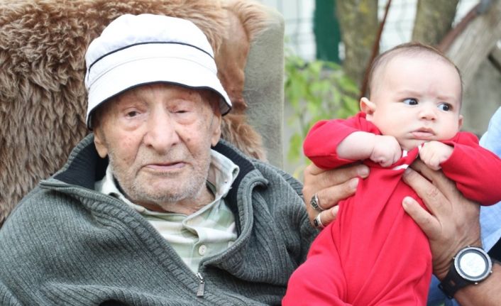 79 torunu olan ve 100 yaşına giren yaşlı adama torunlarından doğum günü sürprizi