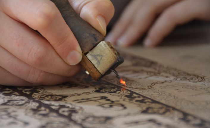 Ağacı yakarak sanat eserine dönüştürüyor