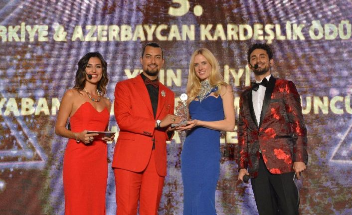 Burhan Kuzu’ya ’yılın en iyi siyasetçisi’ ödülü