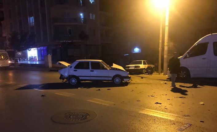 2 otomobil çarptı: 2 yaralı