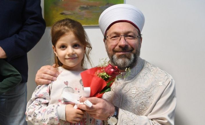 Başkan Erbaş, kendisine çiçek vermek isteyen küçük kızı davet etti