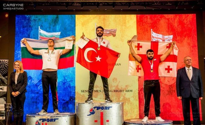 Bilek güreşinde dünya şampiyonu oldu