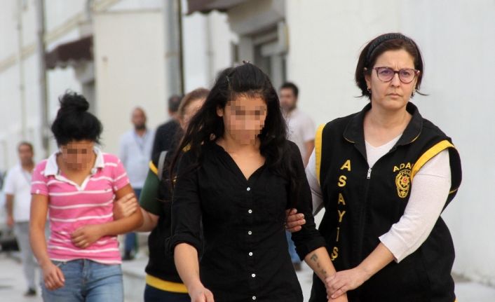 Çaldıkları altınları takınca yakalandılar