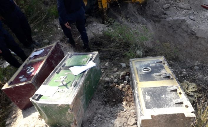 Çaldıkları çelik kasaları toprağa gömerek saklamışlar