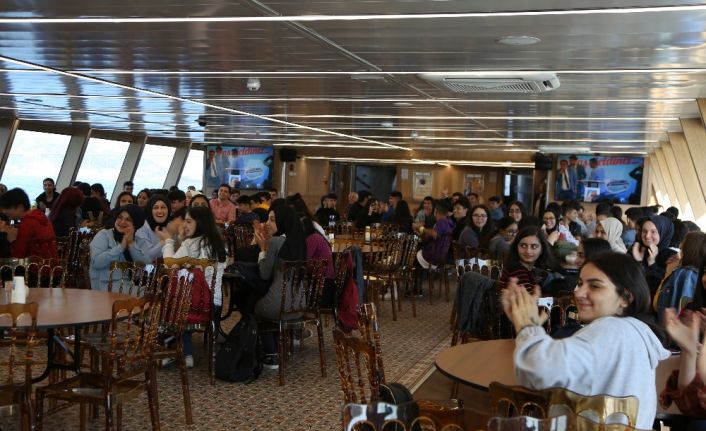 Çekmeköy’ün liseli öğrencileri Boğaz turunda