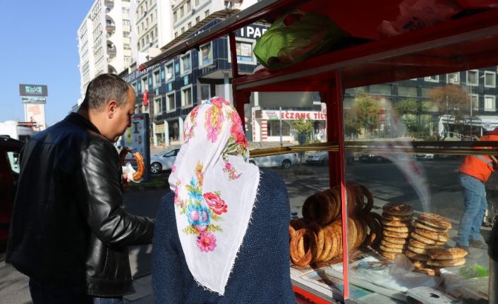 Çocuklarını okutmak için simit satıyor