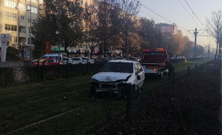 Direksiyon hakimiyeti kaybolan otomobil tramvay yoluna girdi