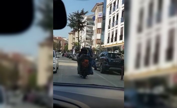 Elektrikli bisiklete 5 kişi binen aile ’pes’ dedirtti