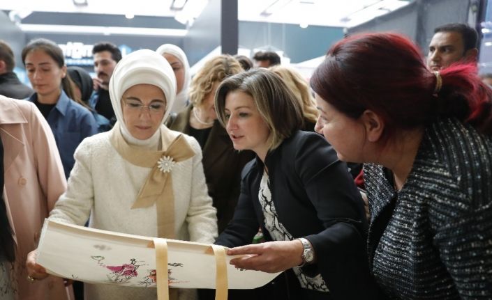 Emine Erdoğan’dan TİDER standındaki bez çantalara ilgi