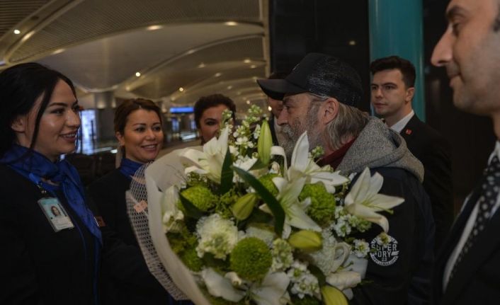 Emmy Ödülleri’nde "En İyi Erkek Oyuncu" ödülünü alan Haluk Bilginer İstanbul’a geldi