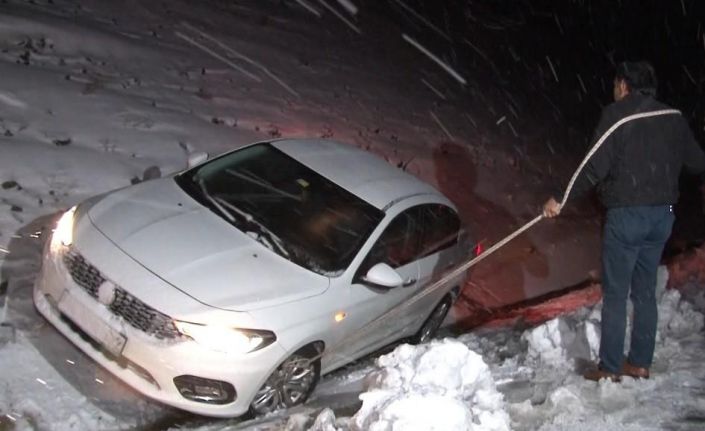 Erzincan’da ulaşıma kar ve tipi engeli