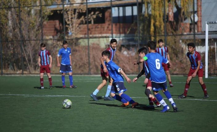 Erzurumsporlu ve Trabzonsporlu gençler hazırlık maçında ter döktü