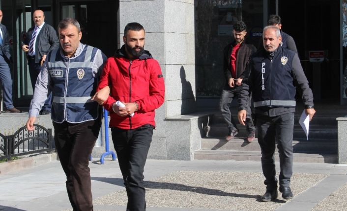 Eve kilitleyip işkence yaptıktan sonra bacağından vurup gasp ettiler