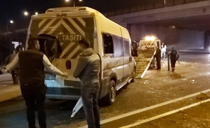 Fabrika işçilerini taşıyan minibüs kaza yaptı: 8 yaralı