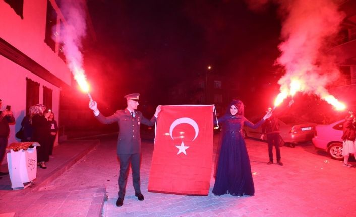 Genç teğmenin bayrak sevgisi