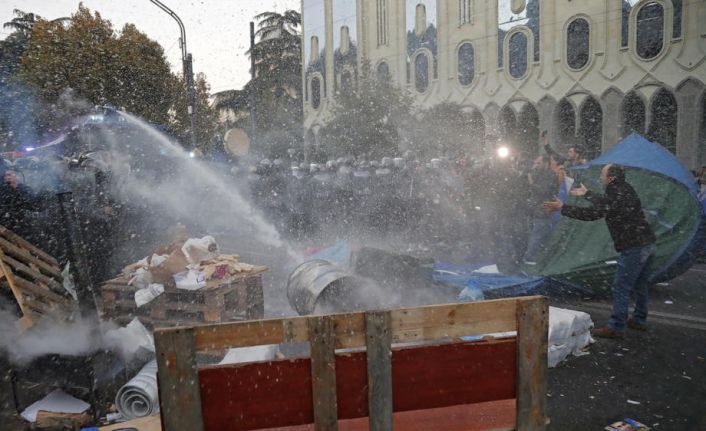 Gürcistan polisinden eylemcilere müdahale: 18 gözaltı