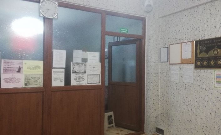 Hırsız, camideki sadaka kutusunu ve telefonu çaldı