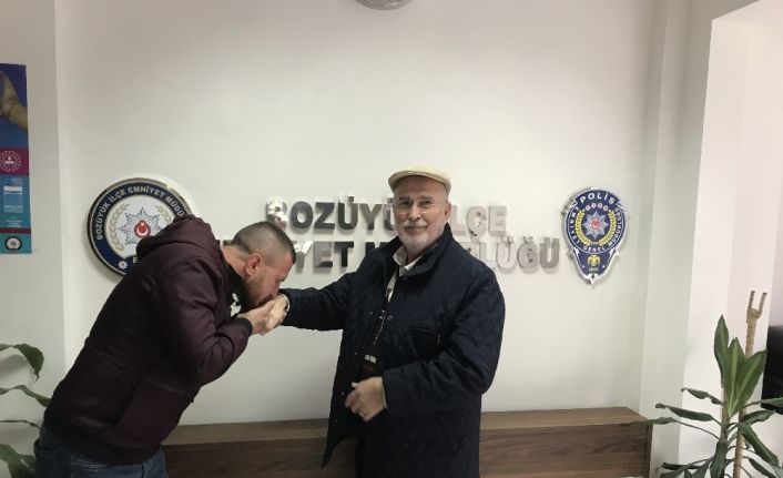 İşsiz genç yolda bulduğu parayı polis aracılığıyla sahibine ulaştırdı