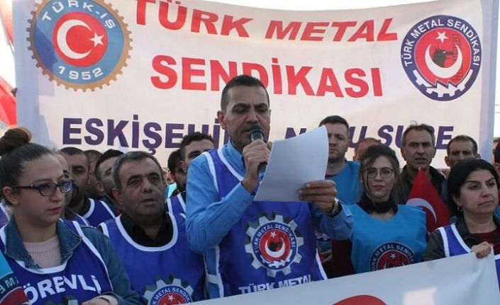 İşten çıkarılan arkadaşları için eylem yaptılar