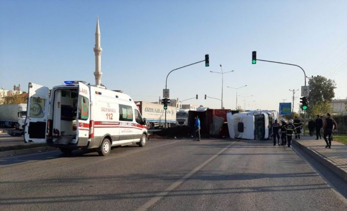 Kamyon devrildi, kasasındaki çeltik yola saçıldı: 1 yaralı