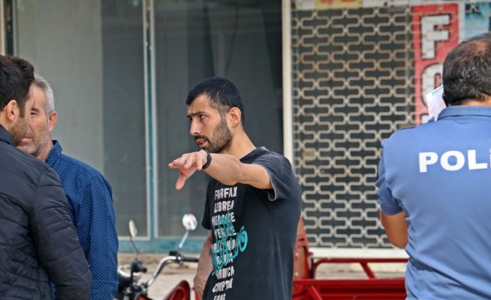 Kapkaççı şahıs, çalmaya çalıştığı para dolu poşet yırtılınca amacına ulaşamadan kaçtı