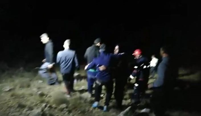 Kayalıklarda mahsur kalan 11 kişi, 5 saat sonra kurtarıldı