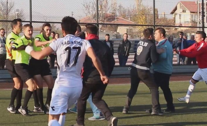 Kırmızı kartı gördü hakeme saldırdı!