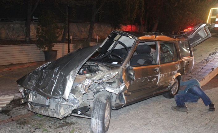 Kontrolden çıkan otomobil restoranın bahçesine girdi: 1’i ağır 2 yaralı