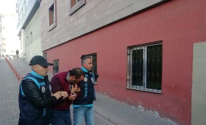 Maske takarak girdikleri bağ evinden 10 bin lira gasp eden 4 kişi yakalandı