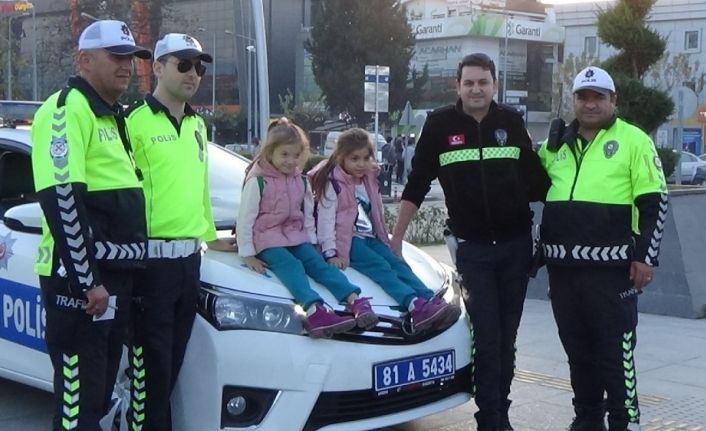 Miniklerin sevgisini Polis abileri karşılıksız bırakmadı