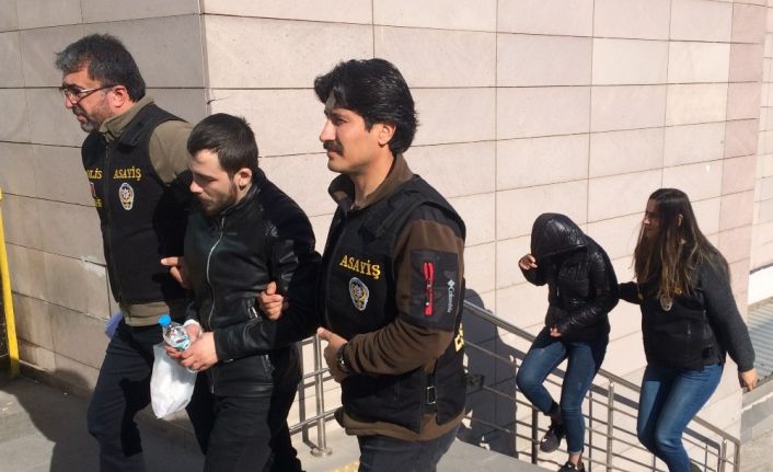 Motosiklet hırsızları saklandıkları evde yakalandı