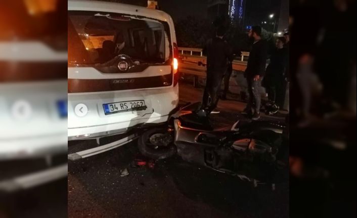 Motosiklet sürücüsü, zincirleme kazaya karışan araca çarptı