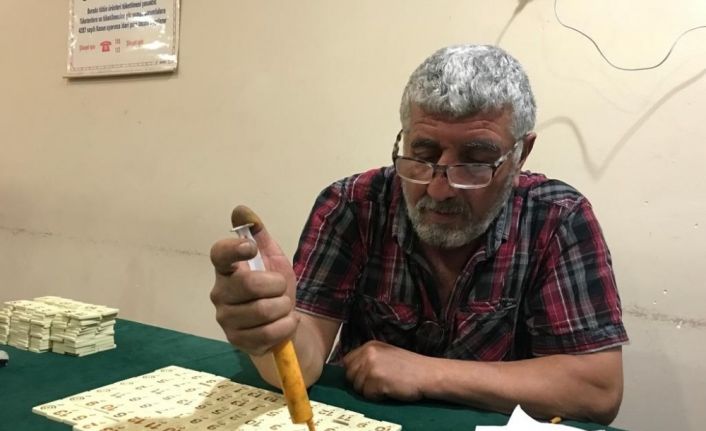 Okey taşlarını boyayarak geçimini sağlıyor