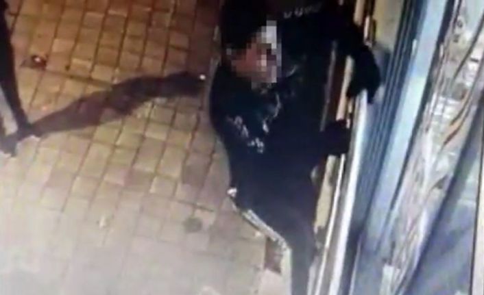 Örümcek adam gibi markete tırmanan hırsızlar kamerada
