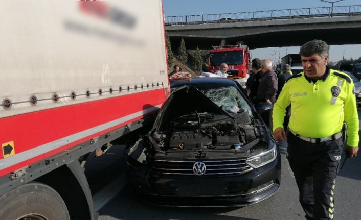 Otomobil tıra çarptı: 2 yaralı