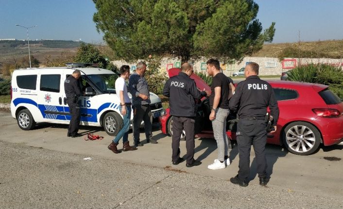 Otomobilde mahsur kalan gençleri polis kurtardı