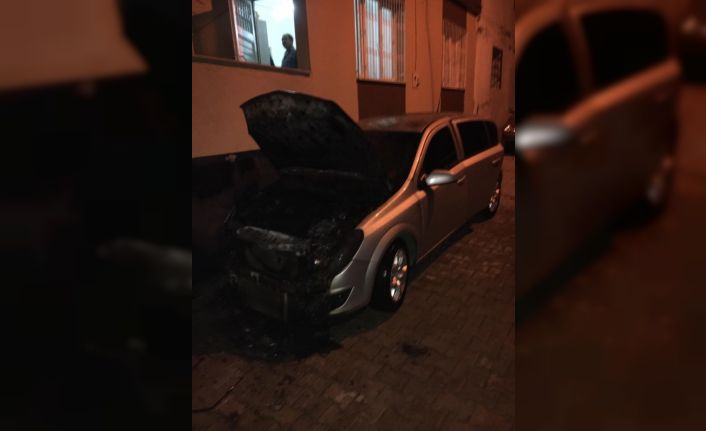 Otomobili üzerine benzin döküp yaktılar