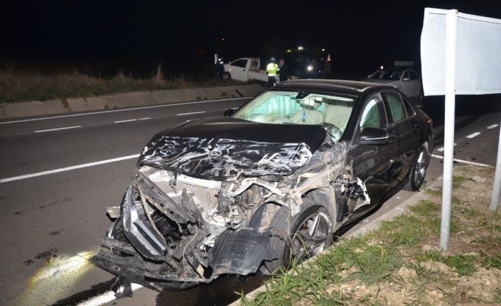 Otomobille çarpışan kamyonetin şoförü kaçtı: 2 yaralı