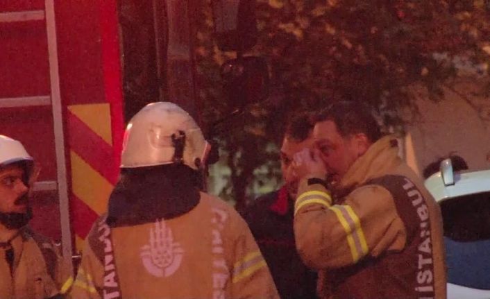 Bayrampaşa’da yanan evden kopan parça itfaiyecinin başına düştü