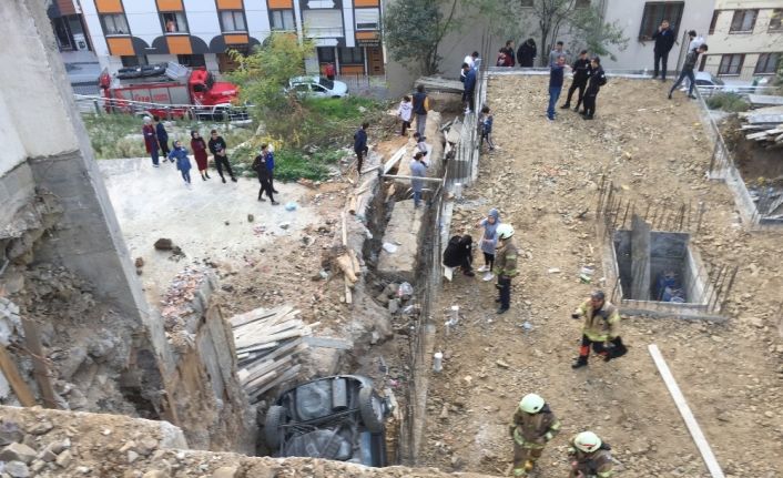 (Özel) Fren yerine gaza basan kadın sürücü 9 metreden aşağı uçtu