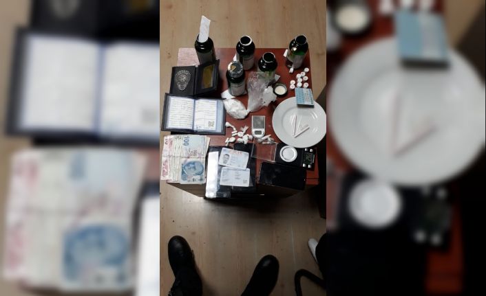 İstanbul’da zehir taciri eski polisin evinden kokain ve ecstasy çıktı