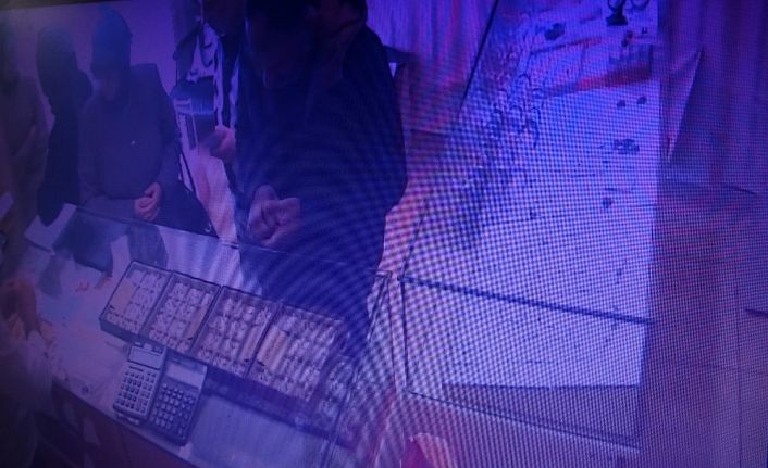 Kuyumcudaki tırnakçının yüzükleri cebine attığı anlar kamerada