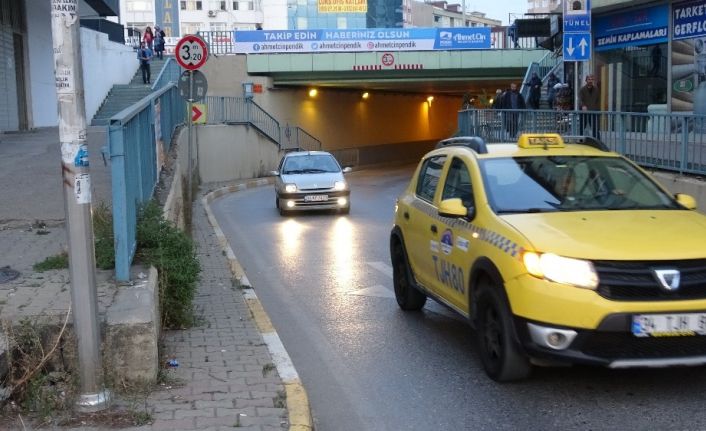 Pendik’te beton mikserinin altgeçide sıkıştığı anlar kamerada